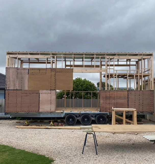 tiny_house_how_to_build_under_construction_timber_frame