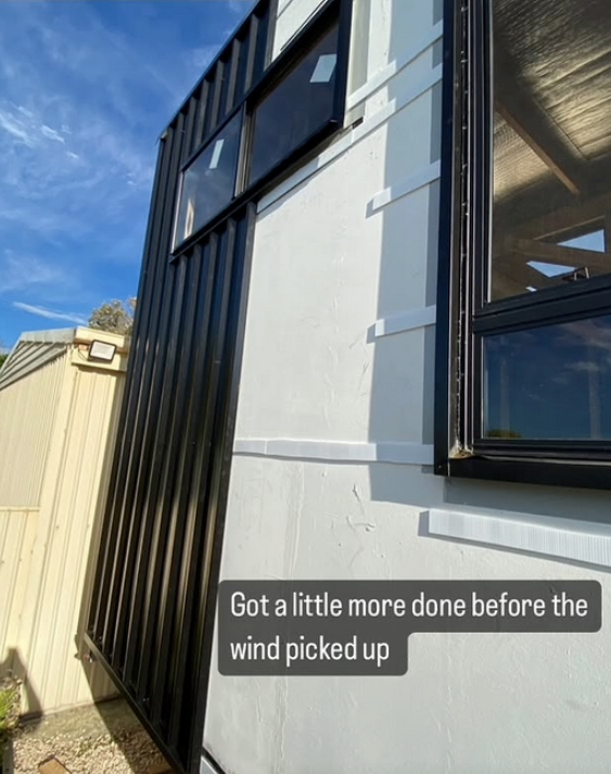 tiny_house_wall_structure_air-gap_black_cladding